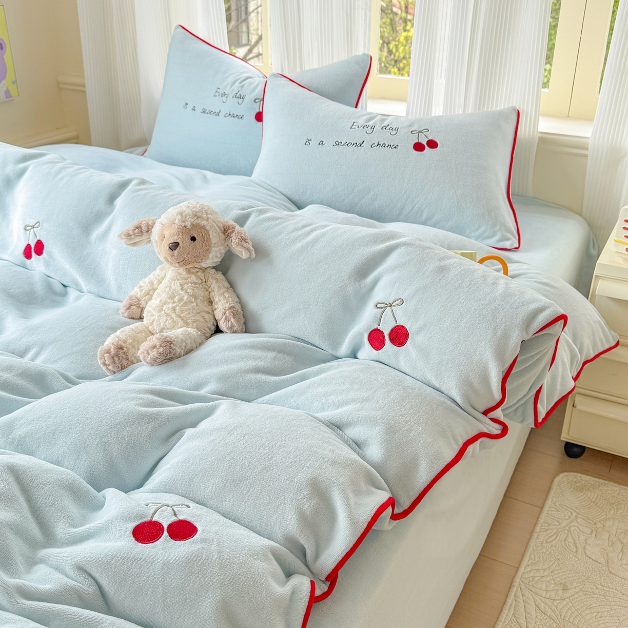 91家纺网 家纺一手货源 找家纺 KA家纺 2025新款绣花嵌绳牛奶绒四件套-元气满满系列 元气满满蓝