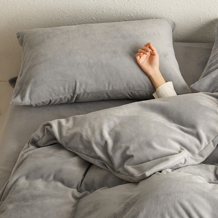 91家纺网 家纺一手货源 找家纺 千朵森 2025新款高克重全消光纯色牛奶绒套件四件套 风格一 太空灰