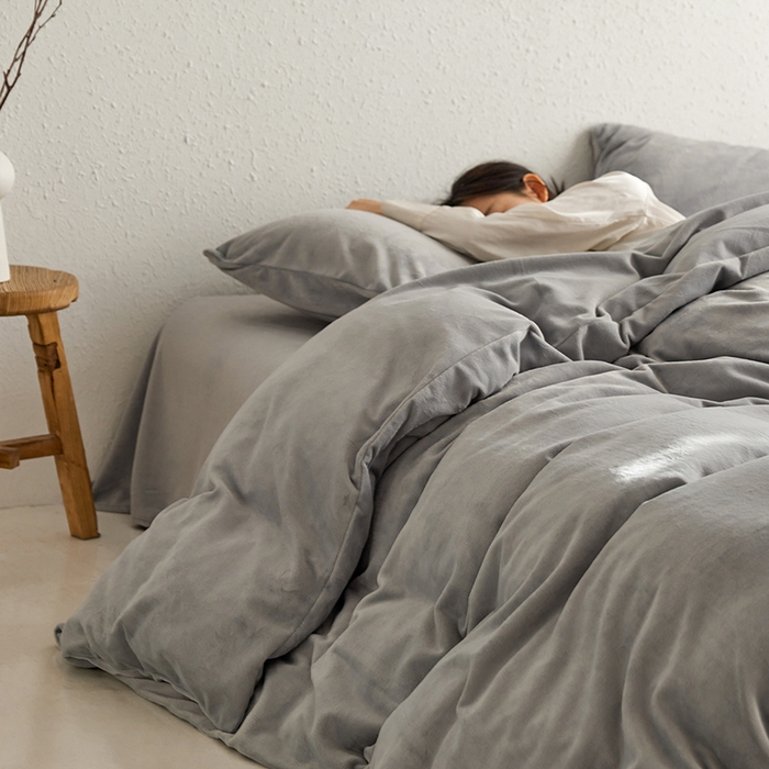 91家纺网 家纺一手货源 找家纺 千朵森 2025新款高克重全消光纯色牛奶绒套件四件套 风格一 太空灰