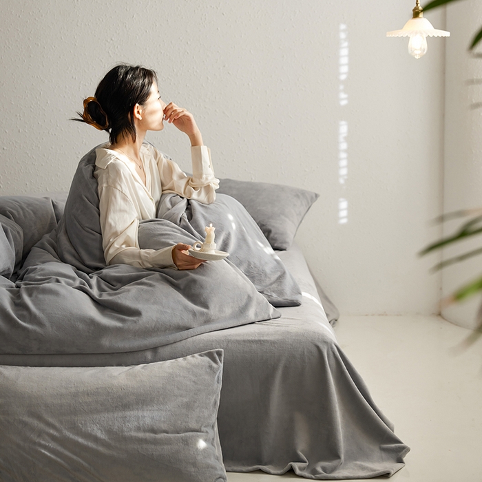 91家纺网 家纺一手货源 找家纺 千朵森 2025新款高克重全消光纯色牛奶绒套件四件套 风格一 太空灰