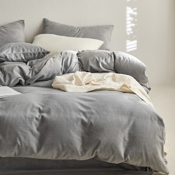 91家纺网 家纺一手货源 找家纺 千朵森 2025新款高克重全消光纯色牛奶绒套件四件套 风格一 太空灰