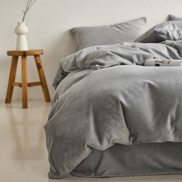 91家纺网 家纺一手货源 找家纺 千朵森 2025新款高克重全消光纯色牛奶绒套件四件套 风格一 太空灰