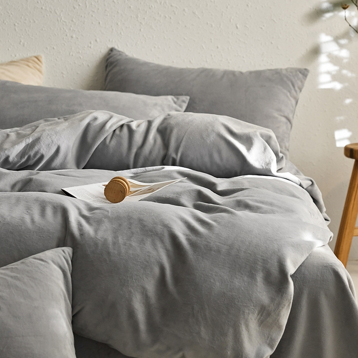 91家纺网 家纺一手货源 找家纺 千朵森 2025新款高克重全消光纯色牛奶绒套件四件套 风格一 太空灰