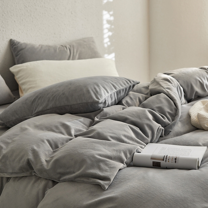 91家纺网 家纺一手货源 找家纺 千朵森 2025新款高克重全消光纯色牛奶绒套件四件套 风格一 太空灰