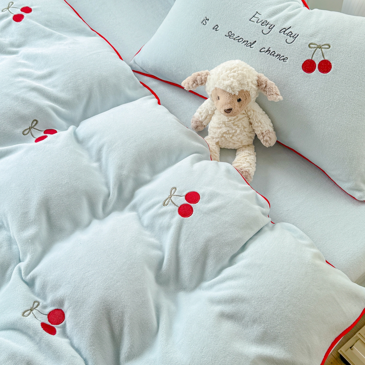 91家纺网 家纺一手货源 找家纺 KA家纺 2025新款绣花嵌绳牛奶绒四件套-元气满满系列 元气满满蓝