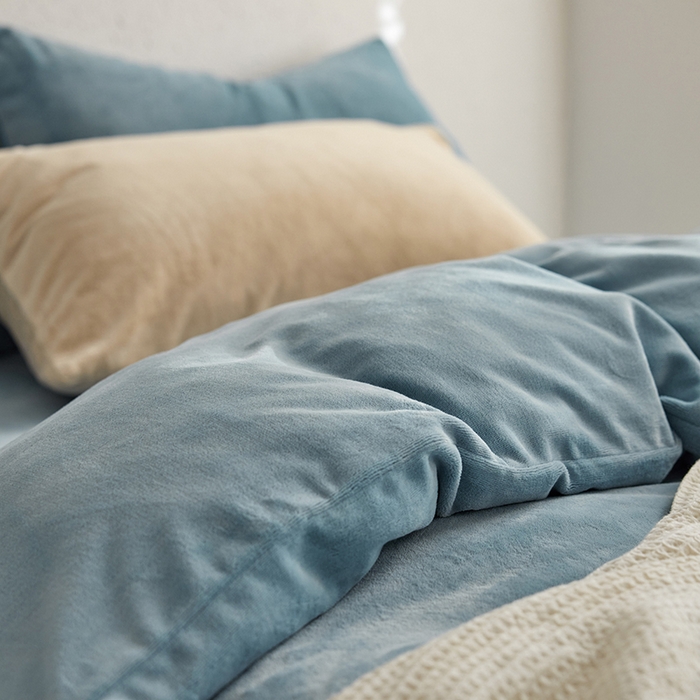 91家纺网 家纺一手货源 找家纺 千朵森 2025新款高克重全消光纯色牛奶绒套件四件套 风格一 微蓝