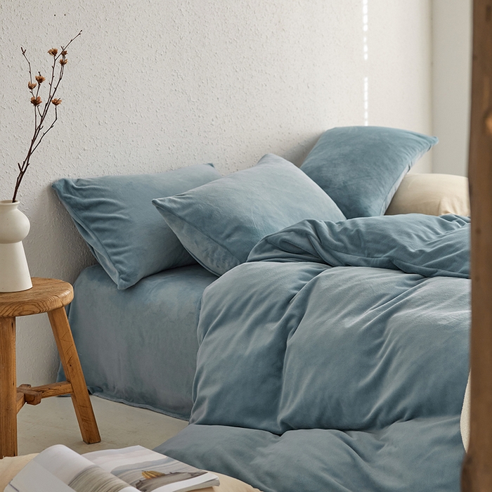 91家纺网 家纺一手货源 找家纺 千朵森 2025新款高克重全消光纯色牛奶绒套件四件套 风格一 微蓝