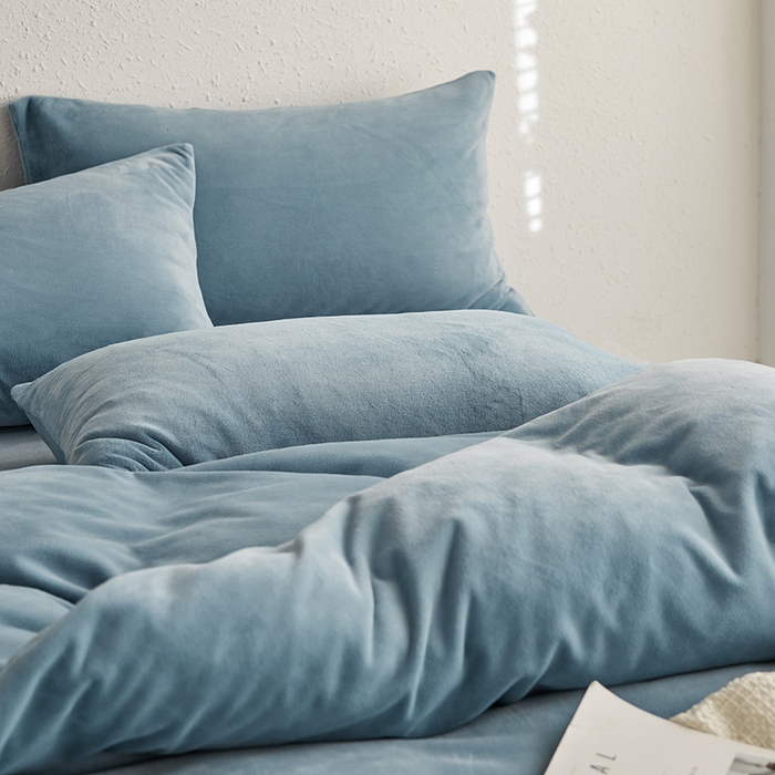 91家纺网 家纺一手货源 找家纺 千朵森 2025新款高克重全消光纯色牛奶绒套件四件套 风格一 微蓝