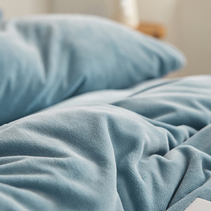 91家纺网 家纺一手货源 找家纺 千朵森 2025新款高克重全消光纯色牛奶绒套件四件套 风格一 微蓝