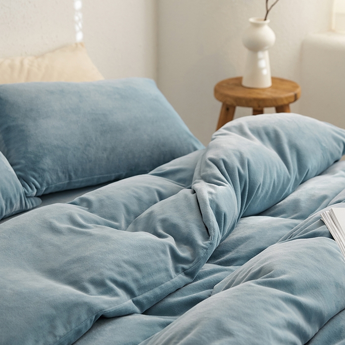 91家纺网 家纺一手货源 找家纺 千朵森 2025新款高克重全消光纯色牛奶绒套件四件套 风格一 微蓝