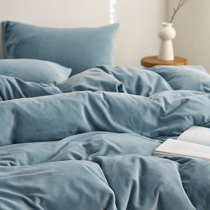 91家纺网 家纺一手货源 找家纺 千朵森 2025新款高克重全消光纯色牛奶绒套件四件套 风格一 微蓝