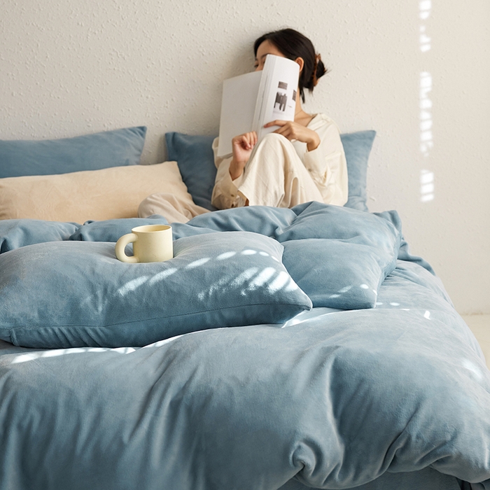 91家纺网 家纺一手货源 找家纺 千朵森 2025新款高克重全消光纯色牛奶绒套件四件套 风格一 微蓝