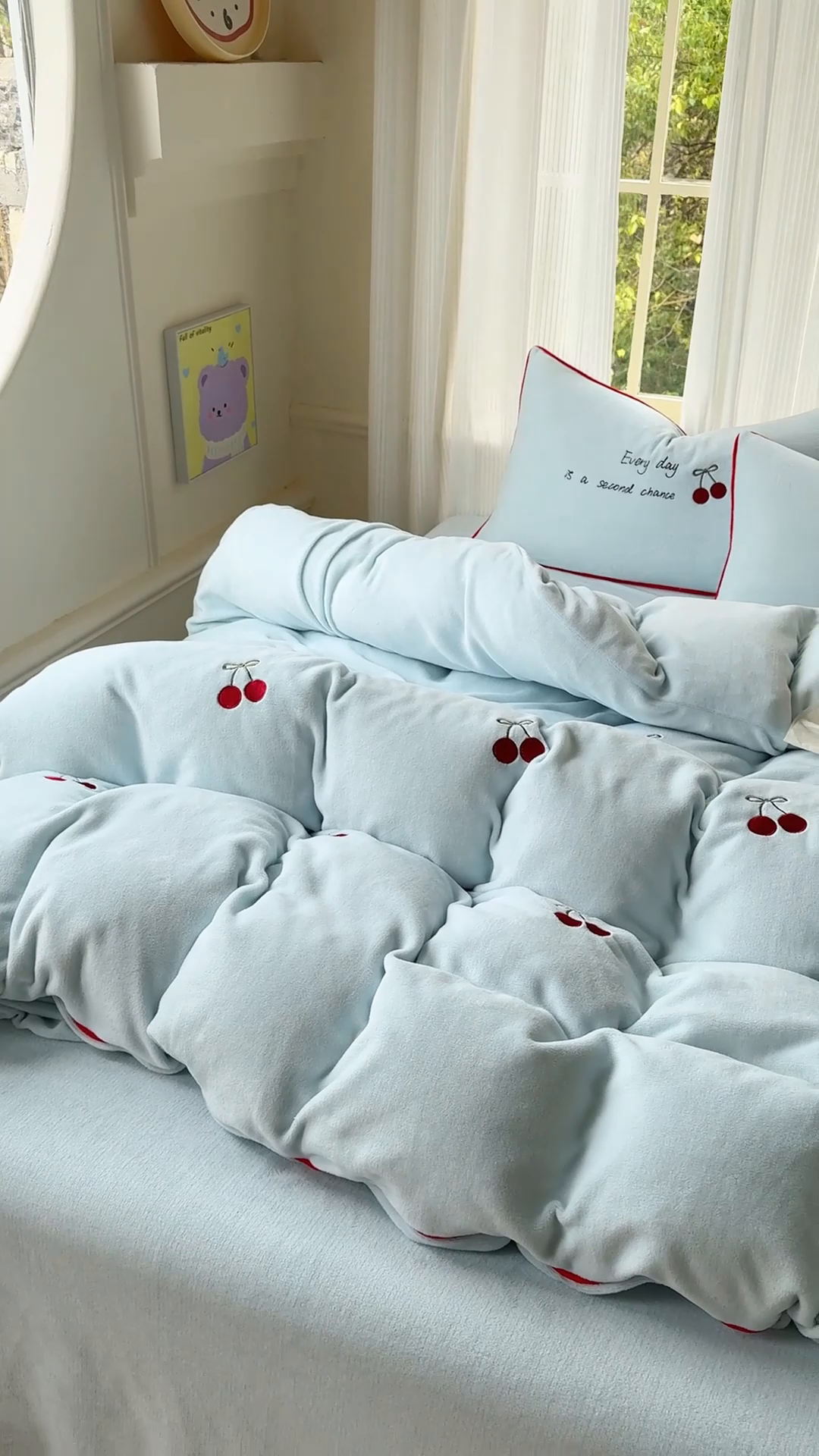 91家纺网 家纺一手货源 找家纺 KA家纺 2025新款绣花嵌绳牛奶绒四件套-元气满满系列 元气满满蓝