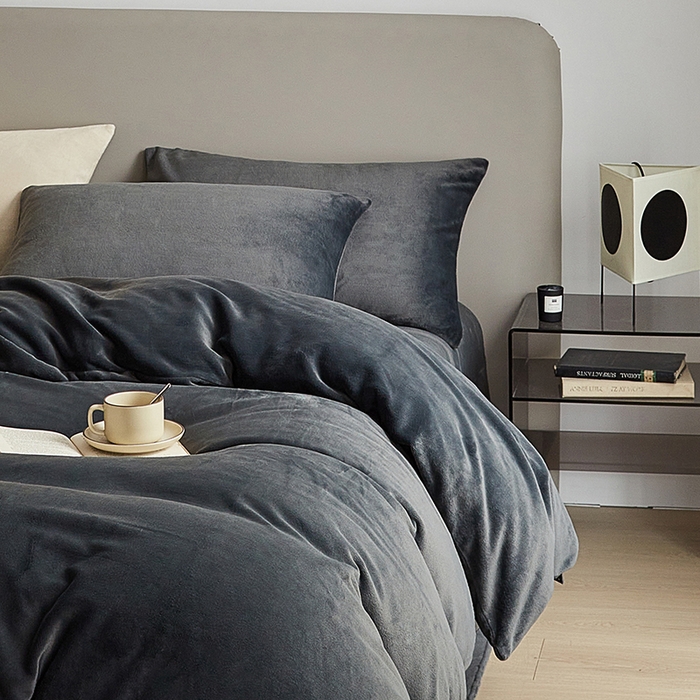 91家纺网 家纺一手货源 找家纺 千朵森 2025新款高克重全消光纯色牛奶绒套件四件套 风格二 墨灰