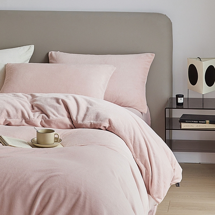 91家纺网 家纺一手货源 找家纺 千朵森 2025新款高克重全消光纯色牛奶绒套件四件套 风格二 藕荷粉