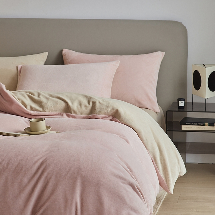 91家纺网 家纺一手货源 找家纺 （总）千朵森 2025新款高克重全消光纯色牛奶绒套件四件套 风格二