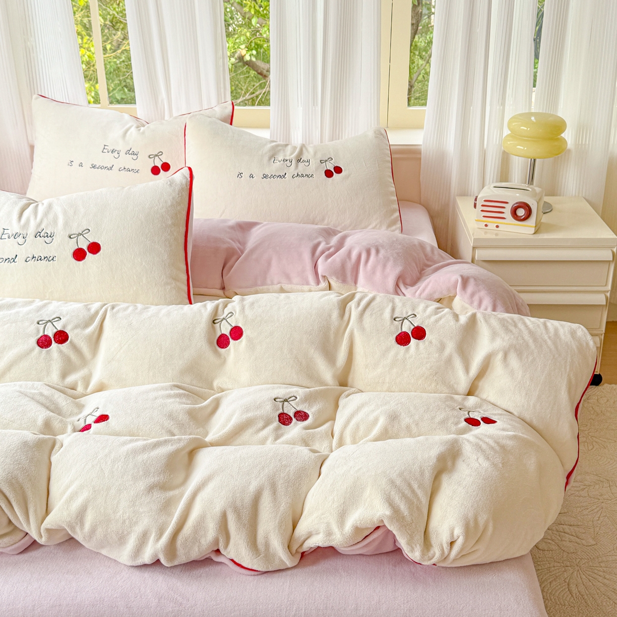 91家纺网 家纺一手货源 找家纺 KA家纺 2025新款绣花嵌绳牛奶绒四件套-元气满满系列 元气满满奶昔白粉