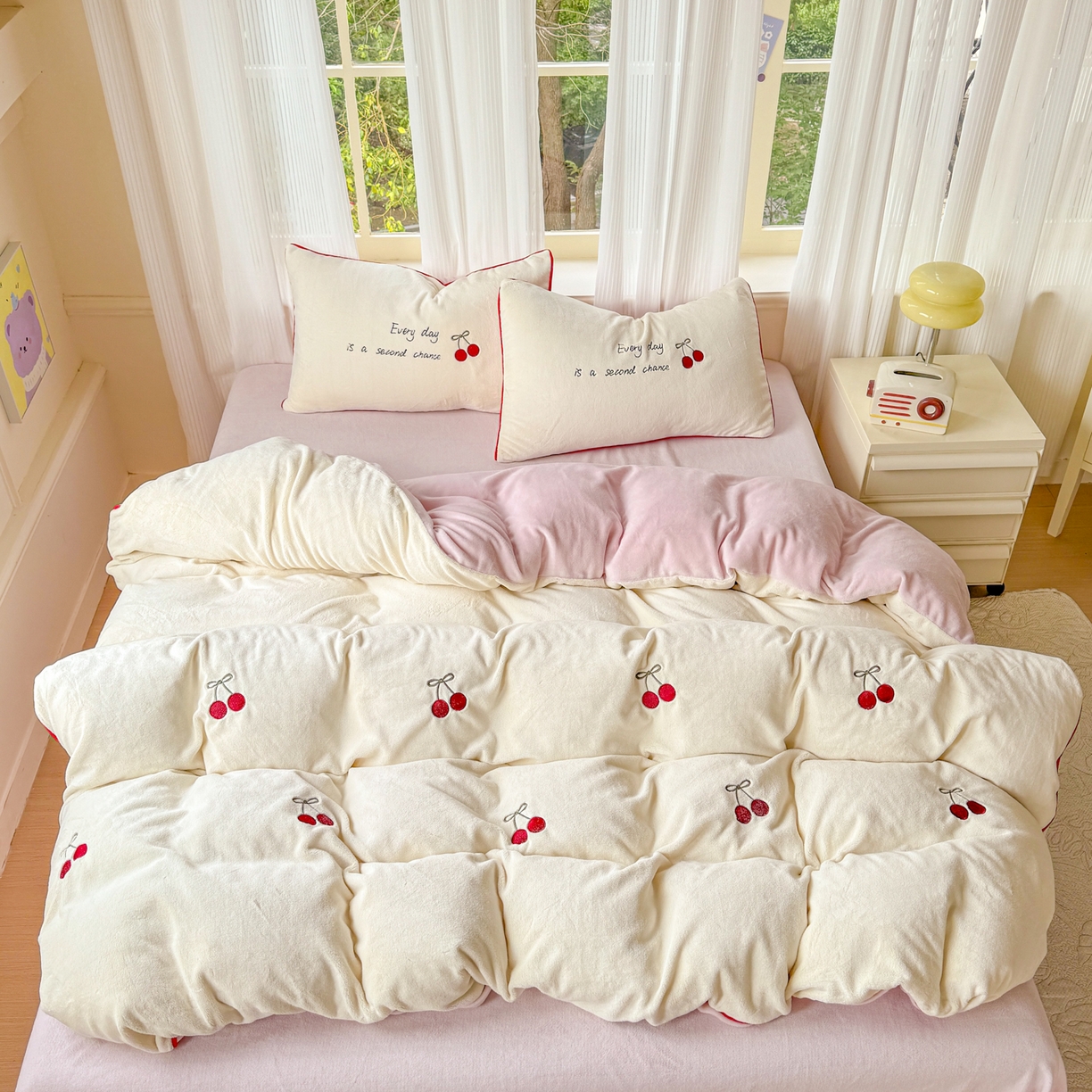 91家纺网 家纺一手货源 找家纺 KA家纺 2025新款绣花嵌绳牛奶绒四件套-元气满满系列 元气满满奶昔白粉