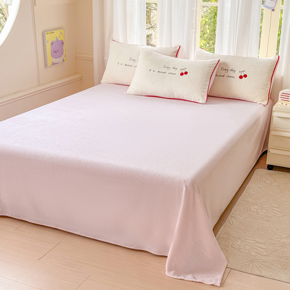 91家纺网 家纺一手货源 找家纺 KA家纺 2025新款绣花嵌绳牛奶绒四件套-元气满满系列 元气满满奶昔白粉