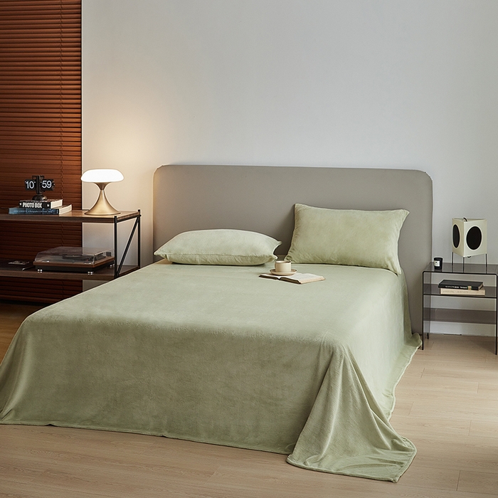 91家纺网 家纺一手货源 找家纺 千朵森 2025新款高克重全消光纯色牛奶绒套件四件套 风格二 绿芙