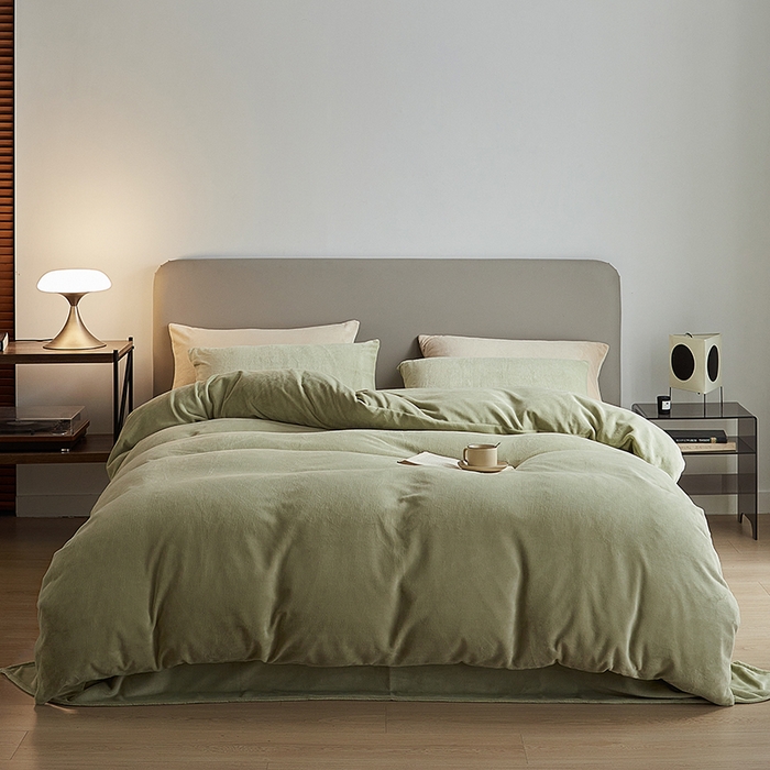 91家纺网 家纺一手货源 找家纺 千朵森 2025新款高克重全消光纯色牛奶绒套件四件套 风格二 绿芙