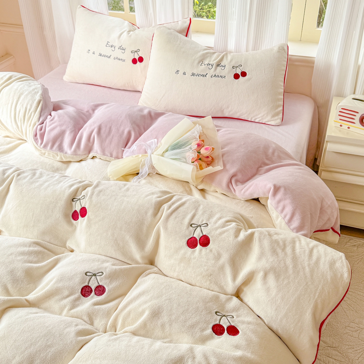 91家纺网 家纺一手货源 找家纺 KA家纺 2025新款绣花嵌绳牛奶绒四件套-元气满满系列 元气满满奶昔白粉