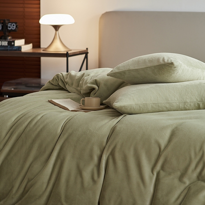 91家纺网 家纺一手货源 找家纺 千朵森 2025新款高克重全消光纯色牛奶绒套件四件套 风格二 绿芙