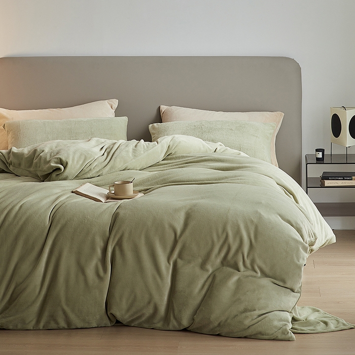 91家纺网 家纺一手货源 找家纺 千朵森 2025新款高克重全消光纯色牛奶绒套件四件套 风格二 绿芙