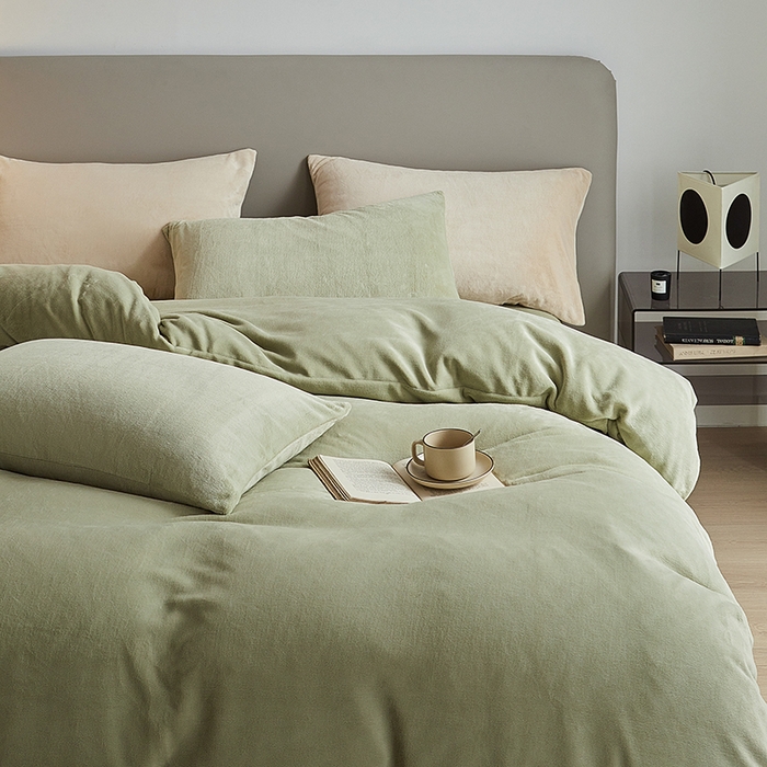 91家纺网 家纺一手货源 找家纺 千朵森 2025新款高克重全消光纯色牛奶绒套件四件套 风格二 绿芙