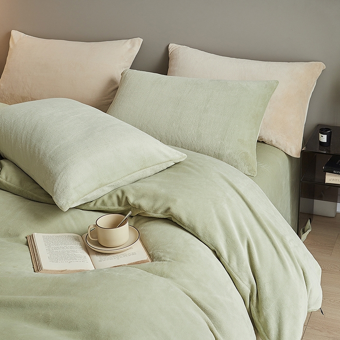 91家纺网 家纺一手货源 找家纺 千朵森 2025新款高克重全消光纯色牛奶绒套件四件套 风格二 绿芙