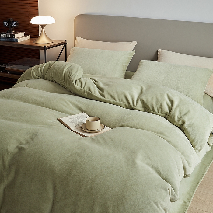 91家纺网 家纺一手货源 找家纺 千朵森 2025新款高克重全消光纯色牛奶绒套件四件套 风格二 绿芙