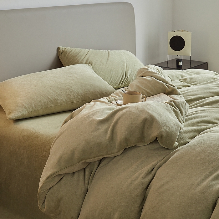 91家纺网 家纺一手货源 找家纺 千朵森 2025新款高克重全消光纯色牛奶绒套件四件套 风格二 绿芙