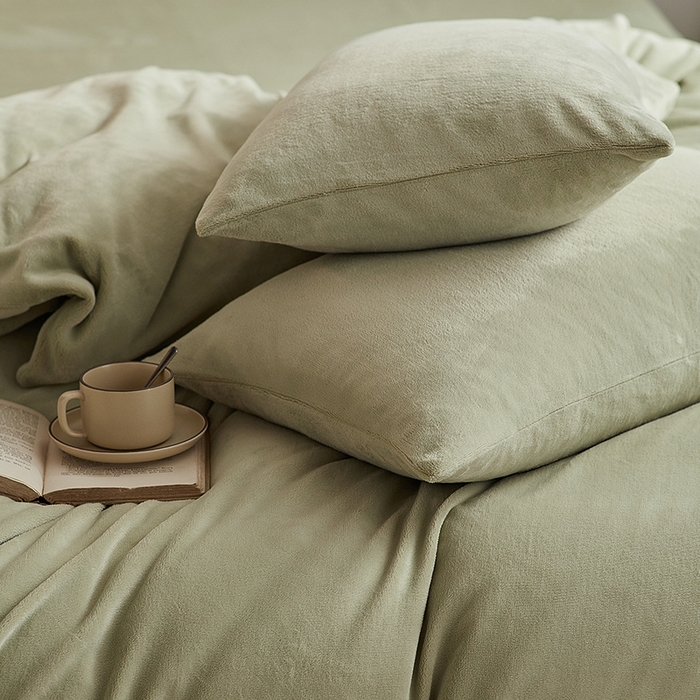 91家纺网 家纺一手货源 找家纺 千朵森 2025新款高克重全消光纯色牛奶绒套件四件套 风格二 绿芙