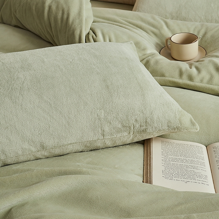 91家纺网 家纺一手货源 找家纺 千朵森 2025新款高克重全消光纯色牛奶绒套件四件套 风格二 绿芙