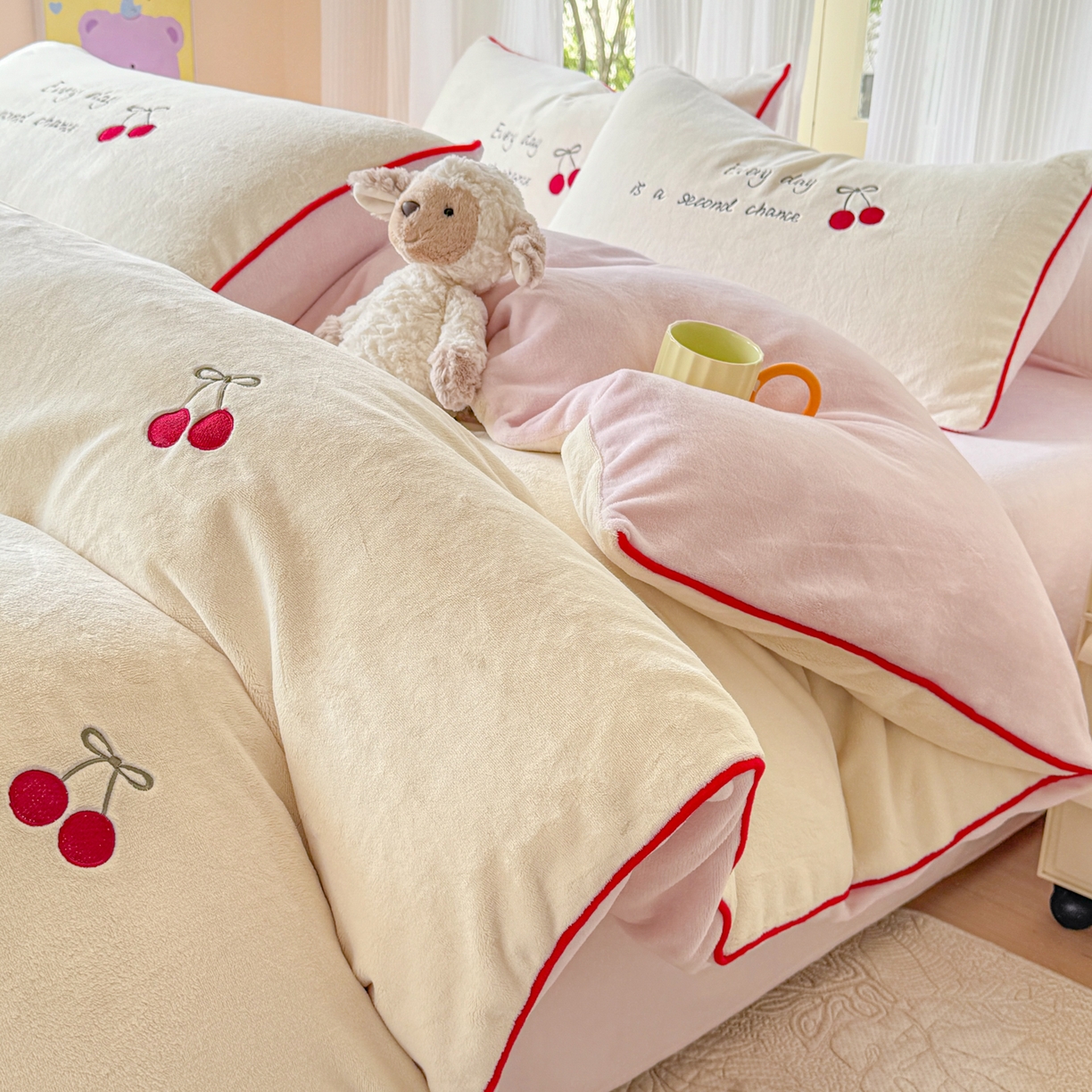 91家纺网 家纺一手货源 找家纺 KA家纺 2025新款绣花嵌绳牛奶绒四件套-元气满满系列 元气满满奶昔白粉