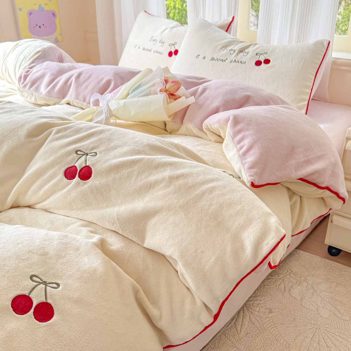 91家纺网 家纺一手货源 找家纺 KA家纺 2025新款绣花嵌绳牛奶绒四件套-元气满满系列 元气满满奶昔白粉