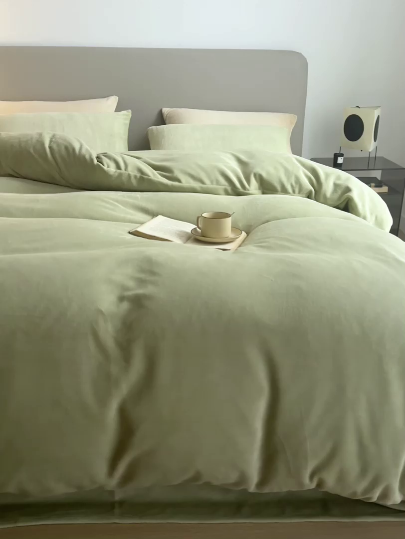91家纺网 家纺一手货源 找家纺 千朵森 2025新款高克重全消光纯色牛奶绒套件四件套 风格二 绿芙