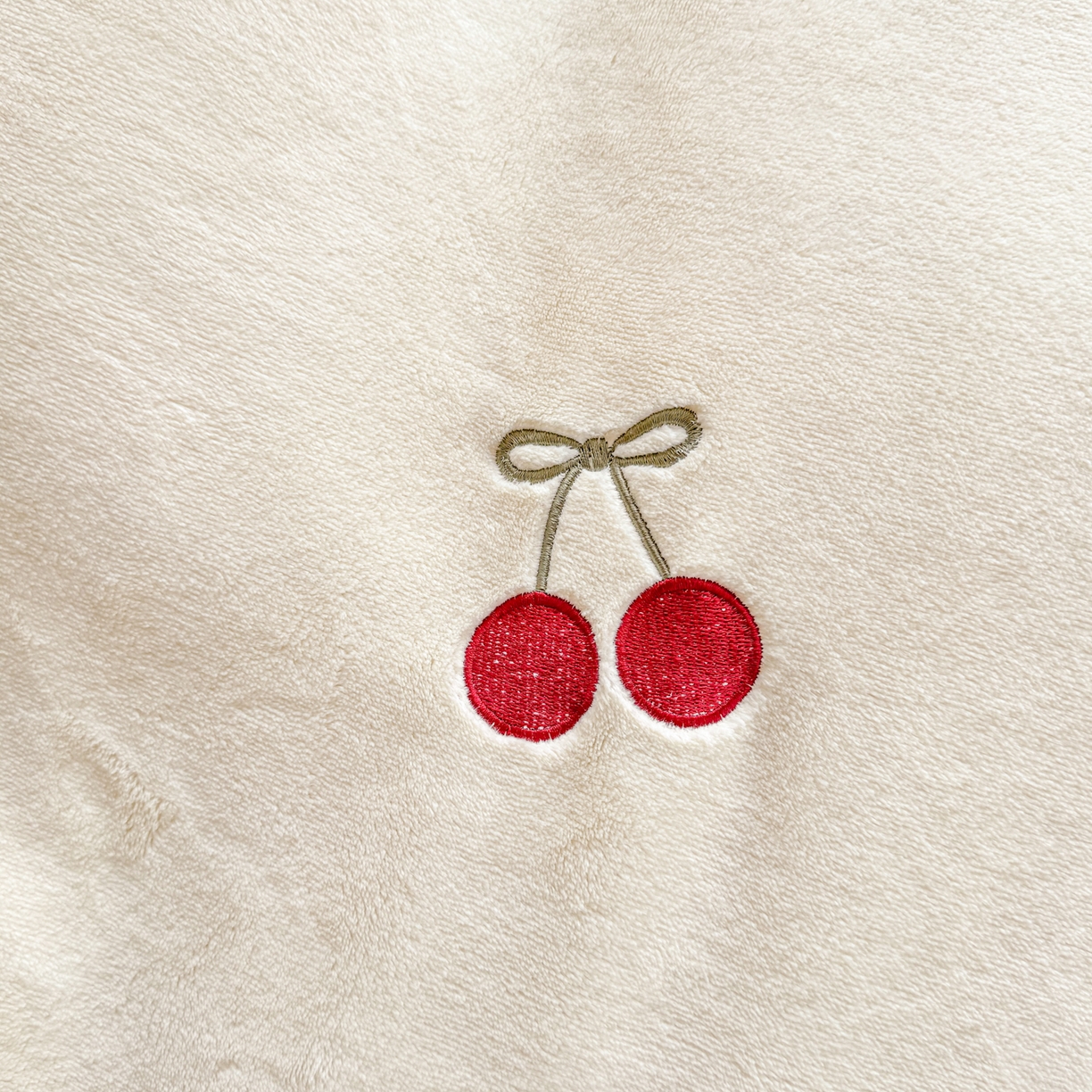 91家纺网 家纺一手货源 找家纺 KA家纺 2025新款绣花嵌绳牛奶绒四件套-元气满满系列 元气满满奶昔白粉