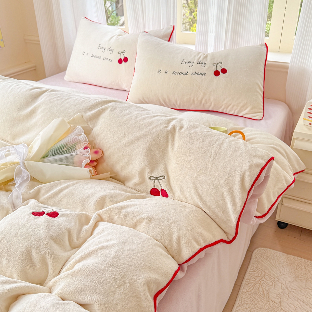 91家纺网 家纺一手货源 找家纺 KA家纺 2025新款绣花嵌绳牛奶绒四件套-元气满满系列 元气满满奶昔白粉