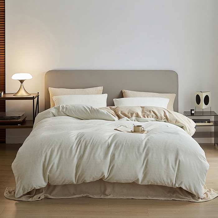 91家纺网 家纺一手货源 找家纺 千朵森 2025新款高克重全消光纯色牛奶绒套件四件套 风格二 茶花白配郁金香