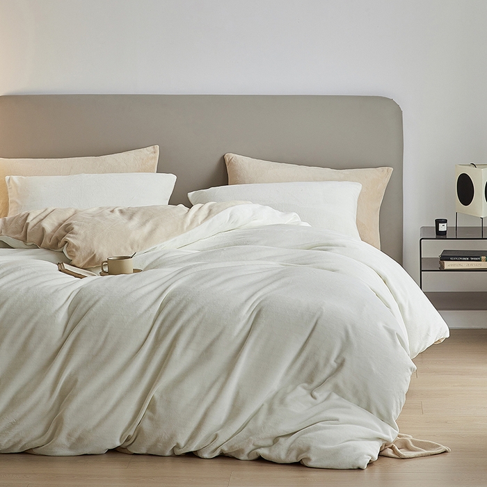 91家纺网 家纺一手货源 找家纺 千朵森 2025新款高克重全消光纯色牛奶绒套件四件套 风格二 茶花白配郁金香