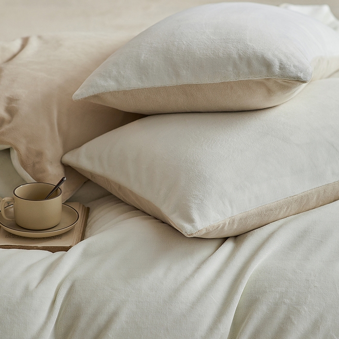 91家纺网 家纺一手货源 找家纺 千朵森 2025新款高克重全消光纯色牛奶绒套件四件套 风格二 茶花白配郁金香