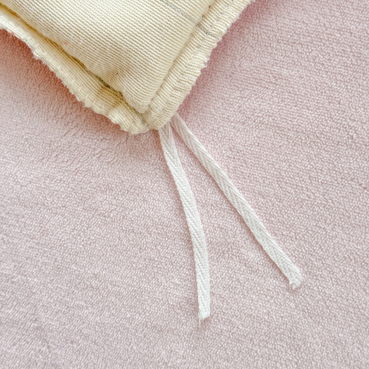 91家纺网 家纺一手货源 找家纺 KA家纺 2025新款绣花嵌绳牛奶绒四件套-元气满满系列 元气满满奶昔白粉