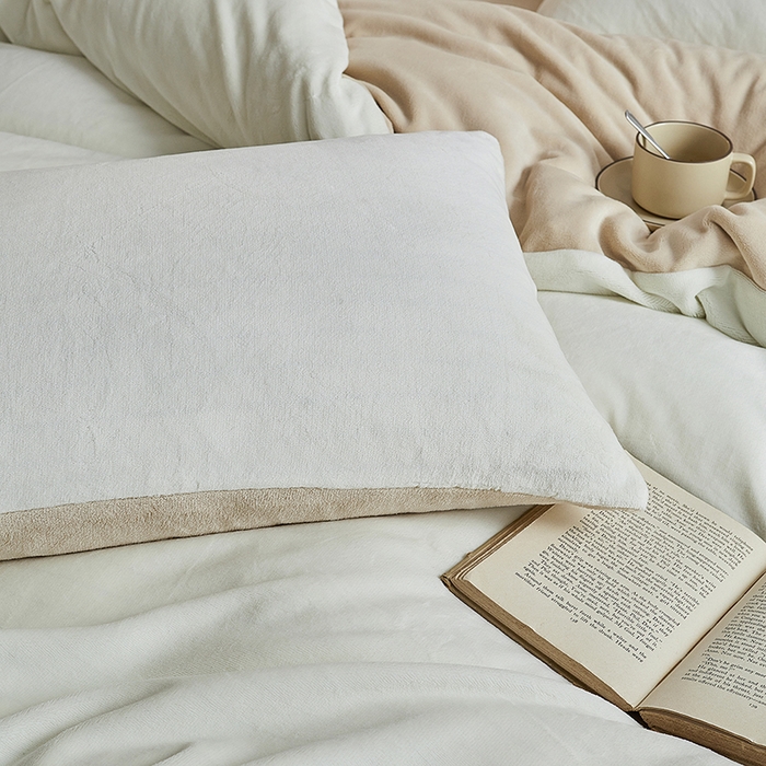 91家纺网 家纺一手货源 找家纺 千朵森 2025新款高克重全消光纯色牛奶绒套件四件套 风格二 茶花白配郁金香