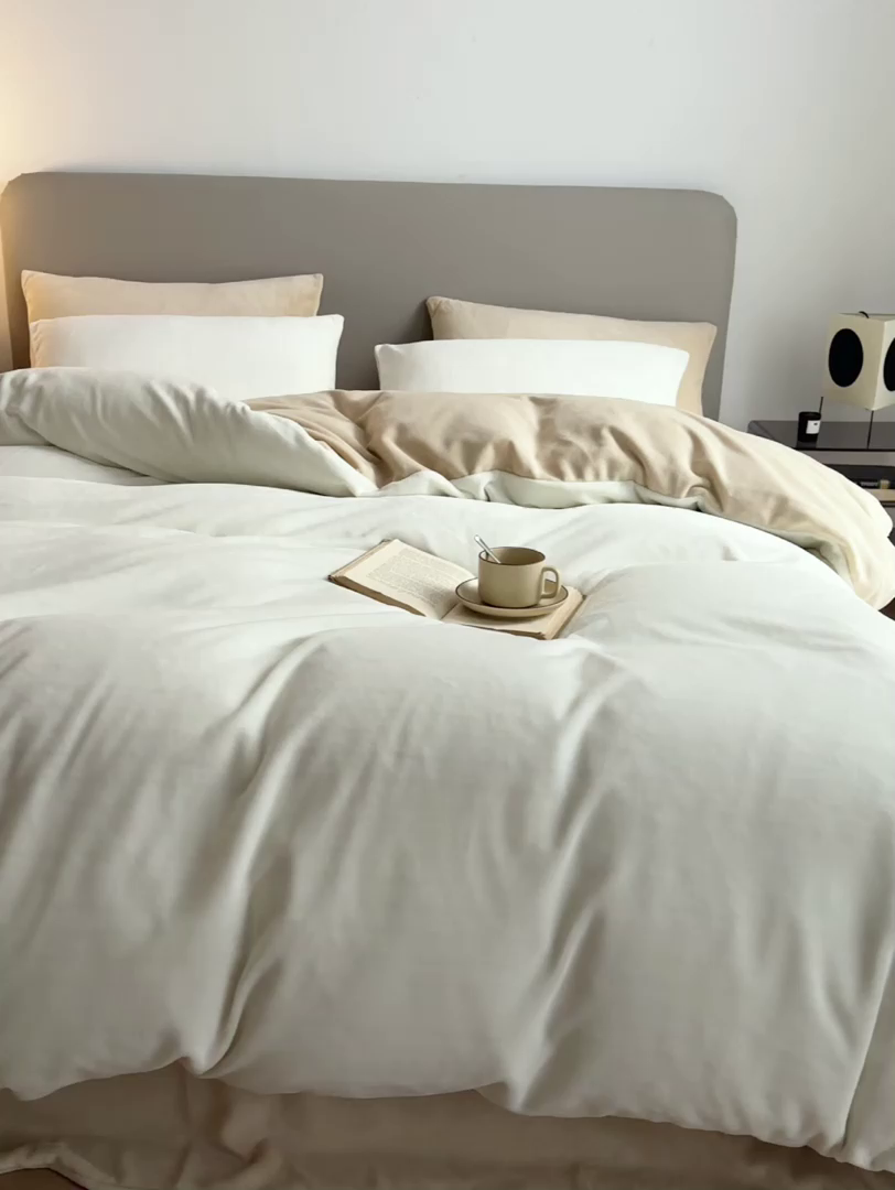 91家纺网 家纺一手货源 找家纺 千朵森 2025新款高克重全消光纯色牛奶绒套件四件套 风格二 茶花白配郁金香