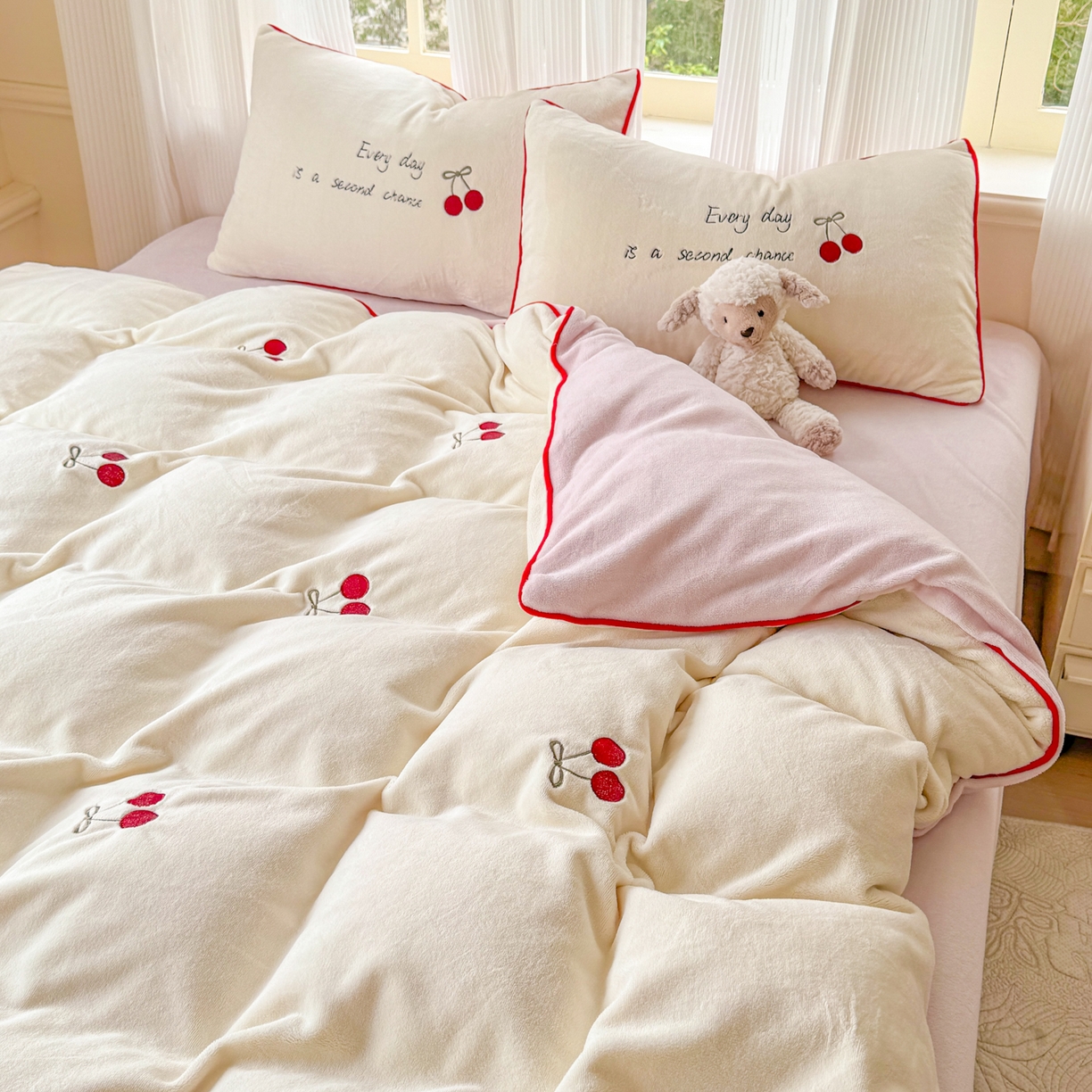 91家纺网 家纺一手货源 找家纺 KA家纺 2025新款绣花嵌绳牛奶绒四件套-元气满满系列 元气满满奶昔白粉