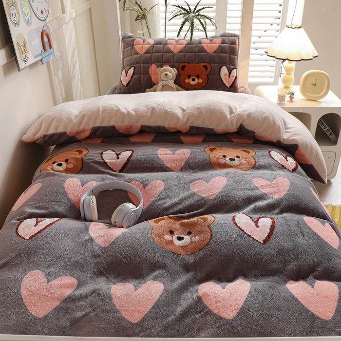 91家纺网 家纺一手货源 找家纺 爱思凯家纺 2025新款初心-牛奶绒学生床笠小号三件套 【初心】床笠-多米熊