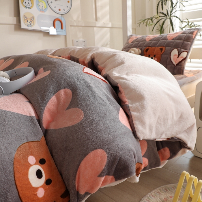 91家纺网 家纺一手货源 找家纺 爱思凯家纺 2025新款初心-牛奶绒学生床笠小号三件套 【初心】床笠-多米熊