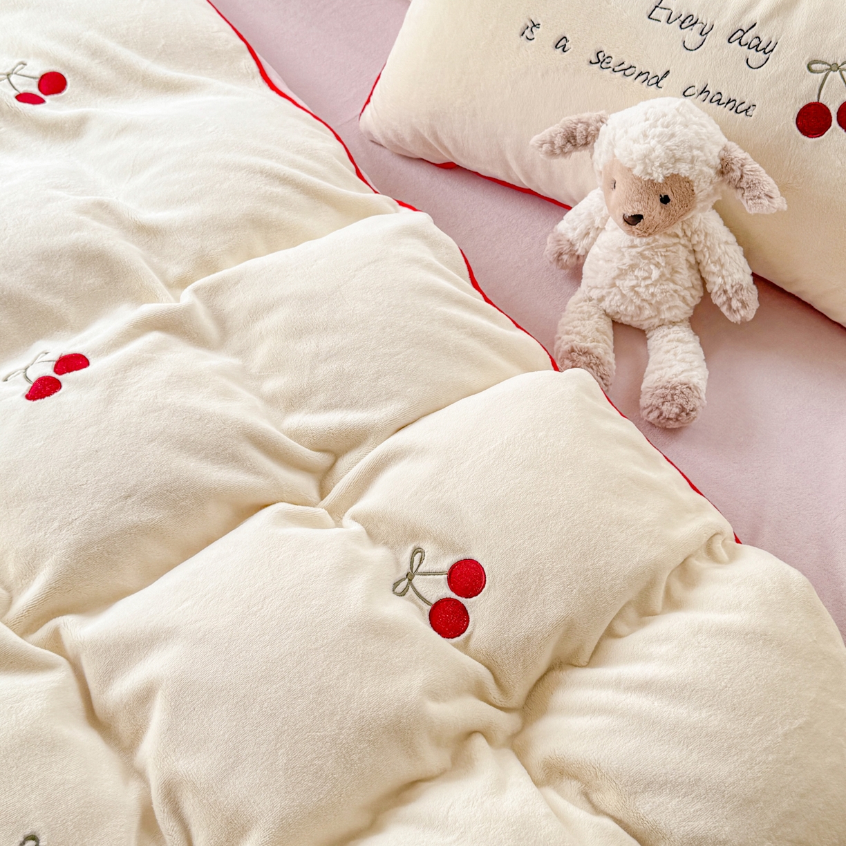 91家纺网 家纺一手货源 找家纺 KA家纺 2025新款绣花嵌绳牛奶绒四件套-元气满满系列 元气满满奶昔白粉