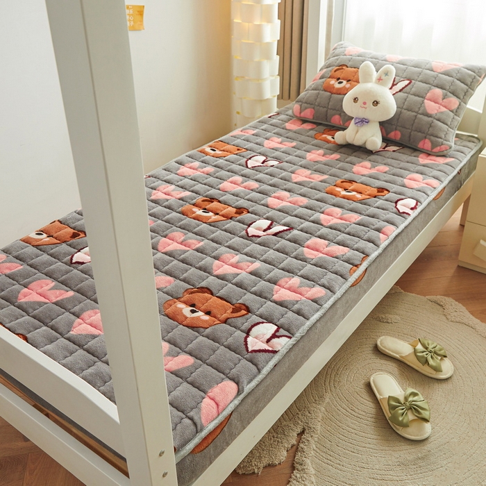 91家纺网 家纺一手货源 找家纺 爱思凯家纺 2025新款初心-牛奶绒学生床笠小号三件套 【初心】床笠-多米熊